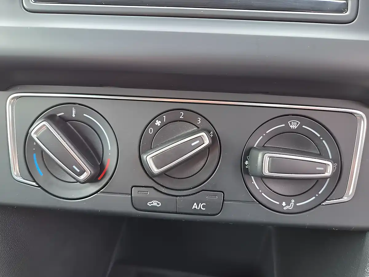 Used 2014 Volkswagen Polo Bluemotion Tech Se White - Interior and Exterior details 18