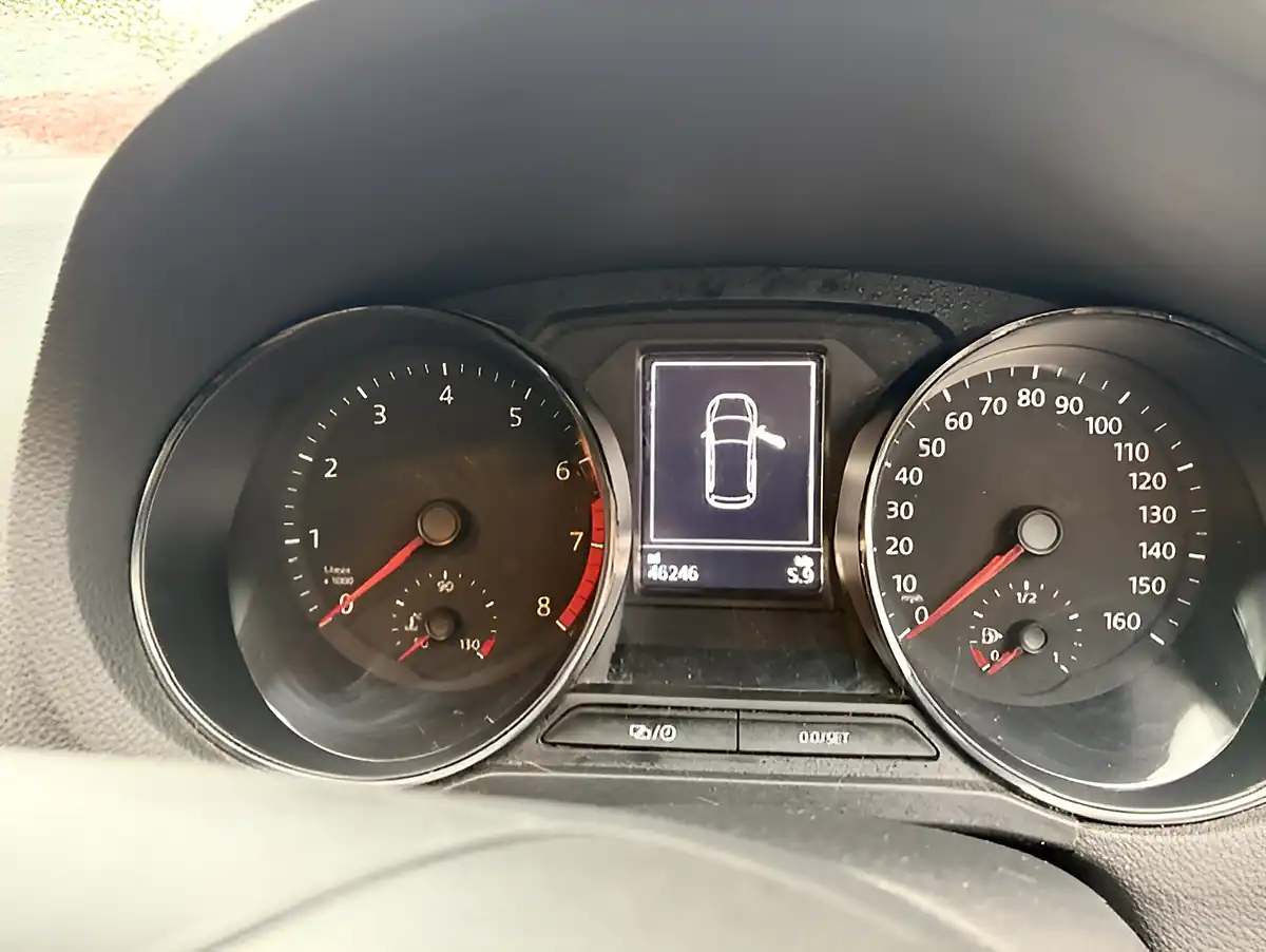 Used 2014 Volkswagen Polo S Silver - Interior and Exterior details 10