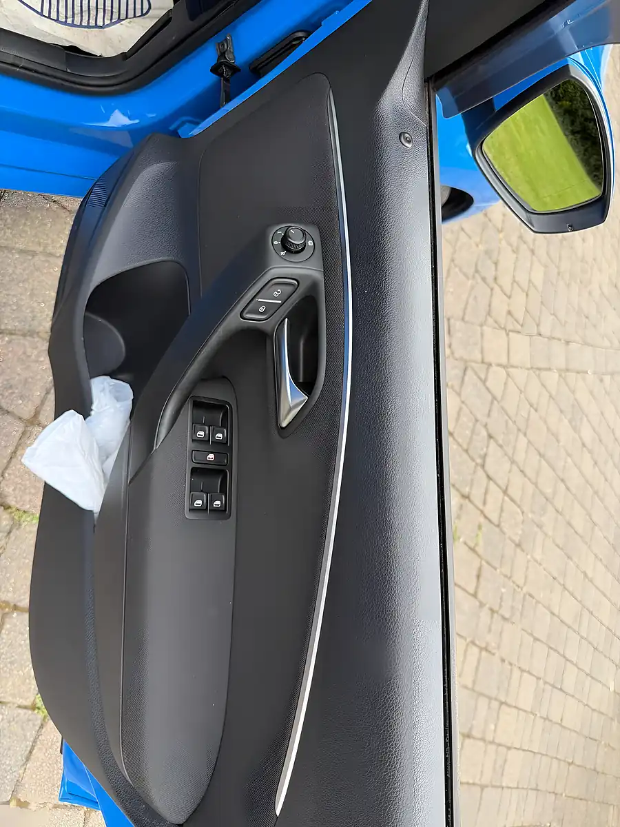 Used 2014 Volkswagen Polo Se Blue - Interior and Exterior details 18