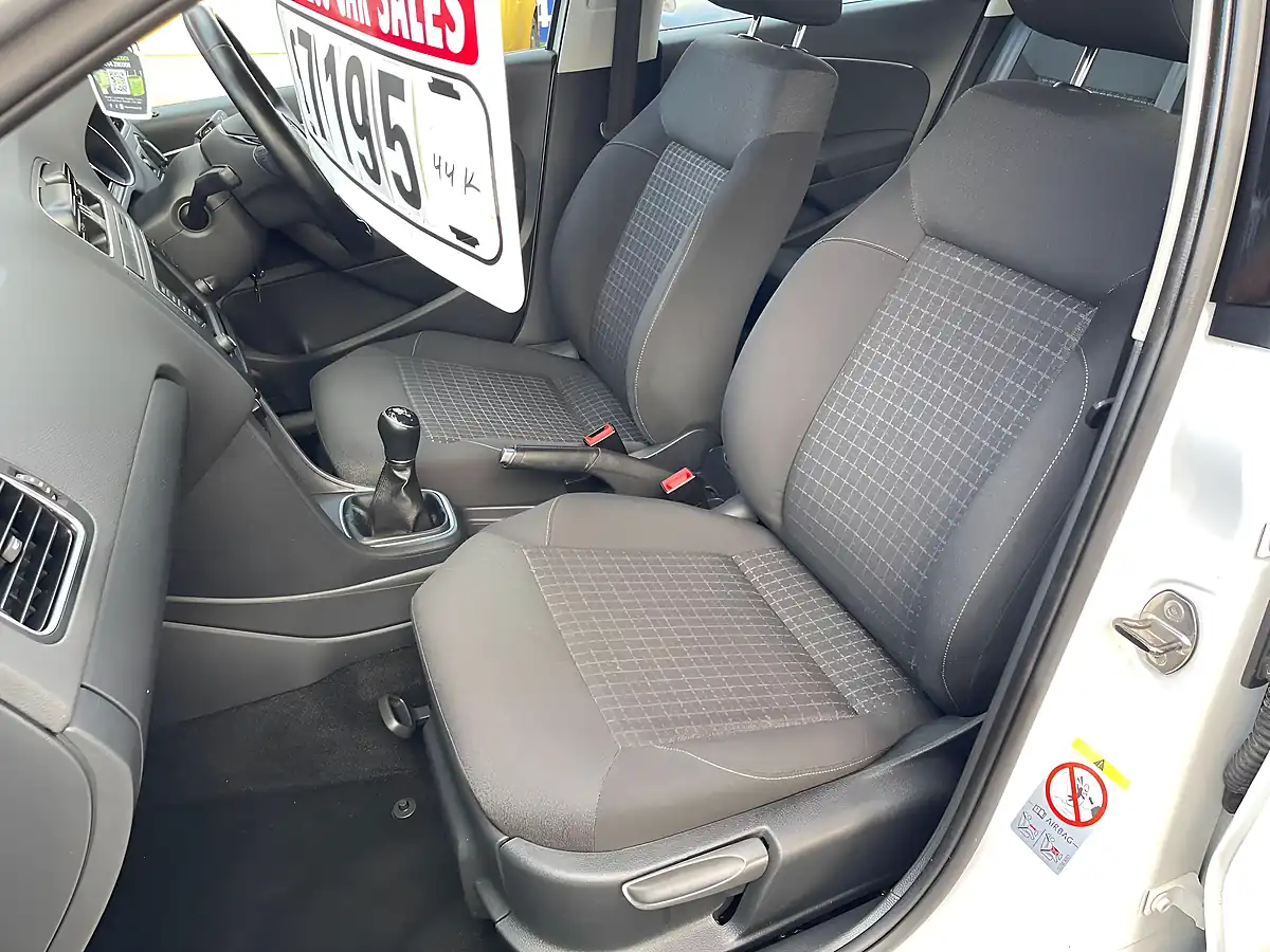 Used 2014 Volkswagen Polo Se White - Interior and Exterior details 10