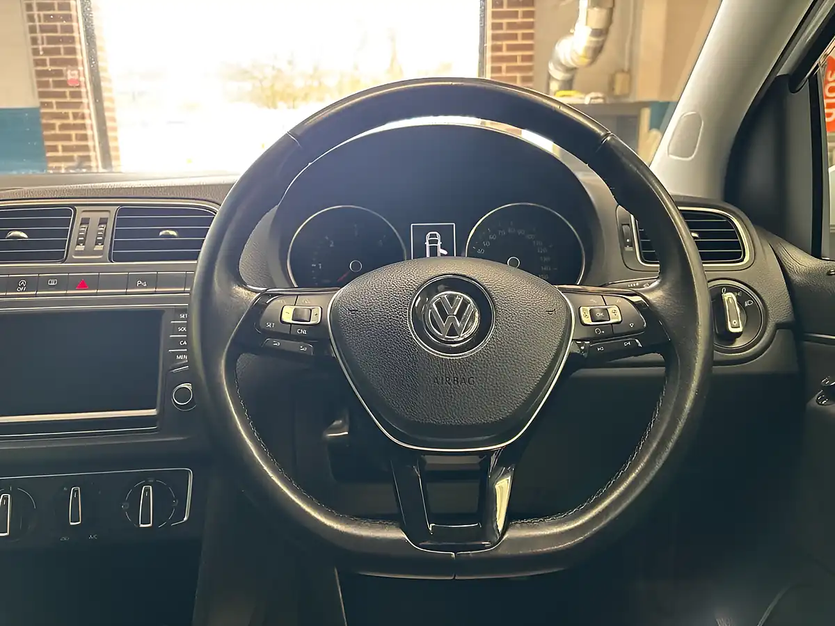 Used 2014 Volkswagen Polo Sel Bluemotion Tech White - Interior and Exterior details 16
