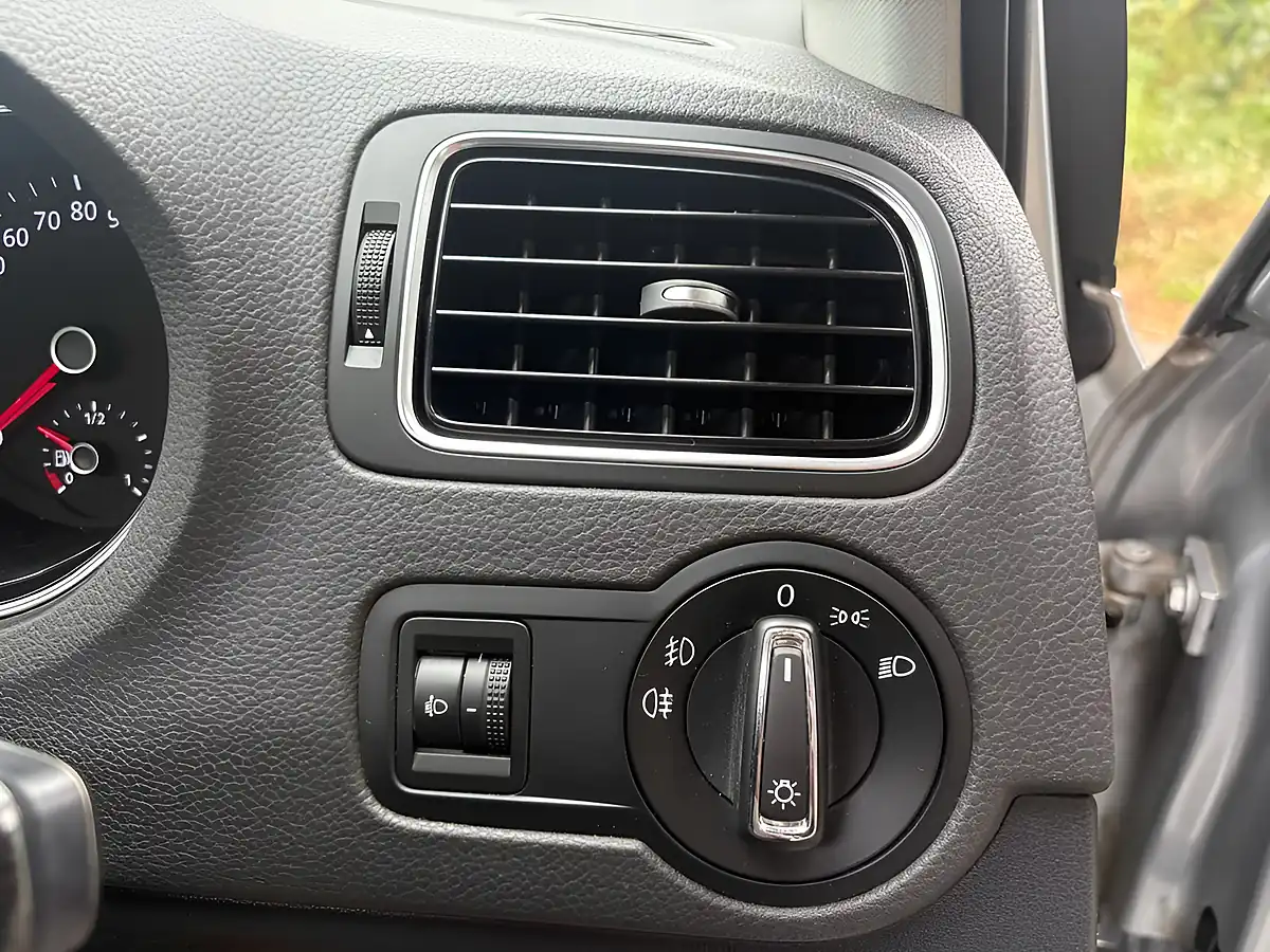 Used 2014 Volkswagen Polo Sel Silver - Interior and Exterior details 16