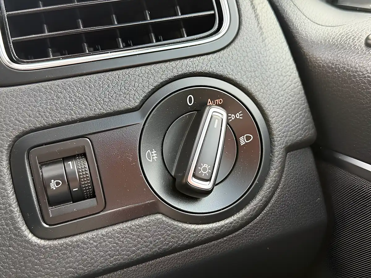 Used 2014 Volkswagen Polo Tech Se Silver - Interior and Exterior details 15