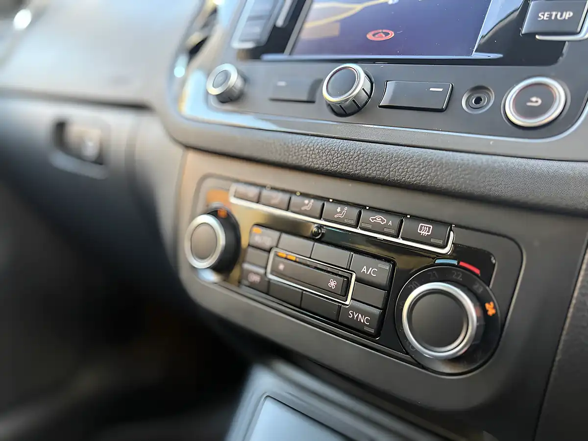 Used 2014 Volkswagen Tiguan Bluemotion Tech Match Silver - Interior and Exterior details 10