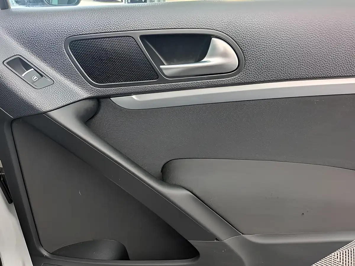 Used 2014 Volkswagen Tiguan Bluemotion Tech Match White - Interior and Exterior details 15