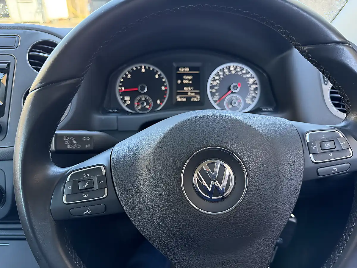 Used 2014 Volkswagen Tiguan Bluemotion Tech S Black - Interior and Exterior details 8