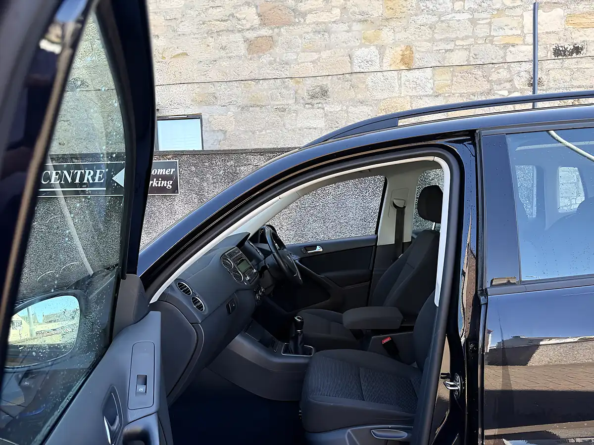 Used 2014 Volkswagen Tiguan Bluemotion Tech S Black - Interior and Exterior details 9