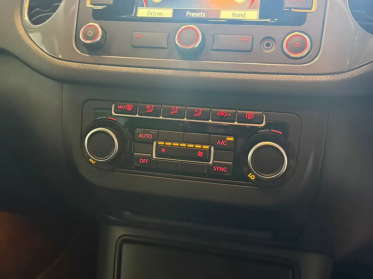Used 2014 Volkswagen Tiguan Match Blue - Interior and Exterior details 4