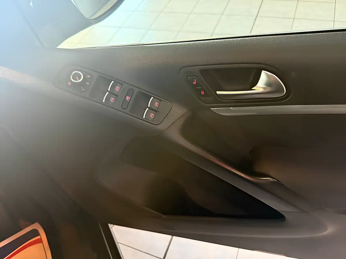 Used 2014 Volkswagen Tiguan Match Blue - Interior and Exterior details 6