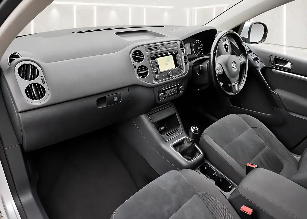 Used 2014 Volkswagen Tiguan Match Silver - Interior and Exterior details 9