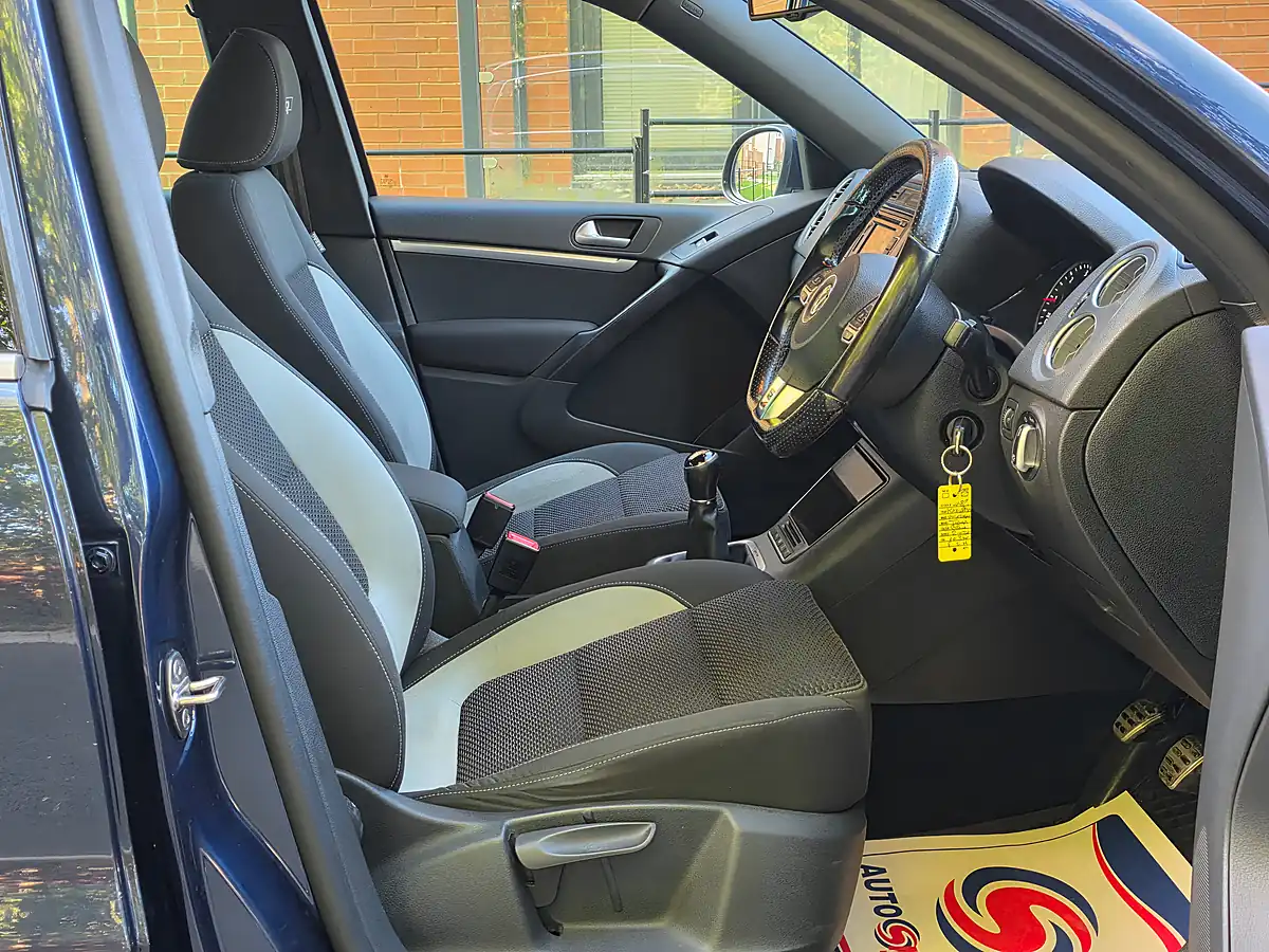 Used 2014 Volkswagen Tiguan R-Line Blue - Interior and Exterior details 13