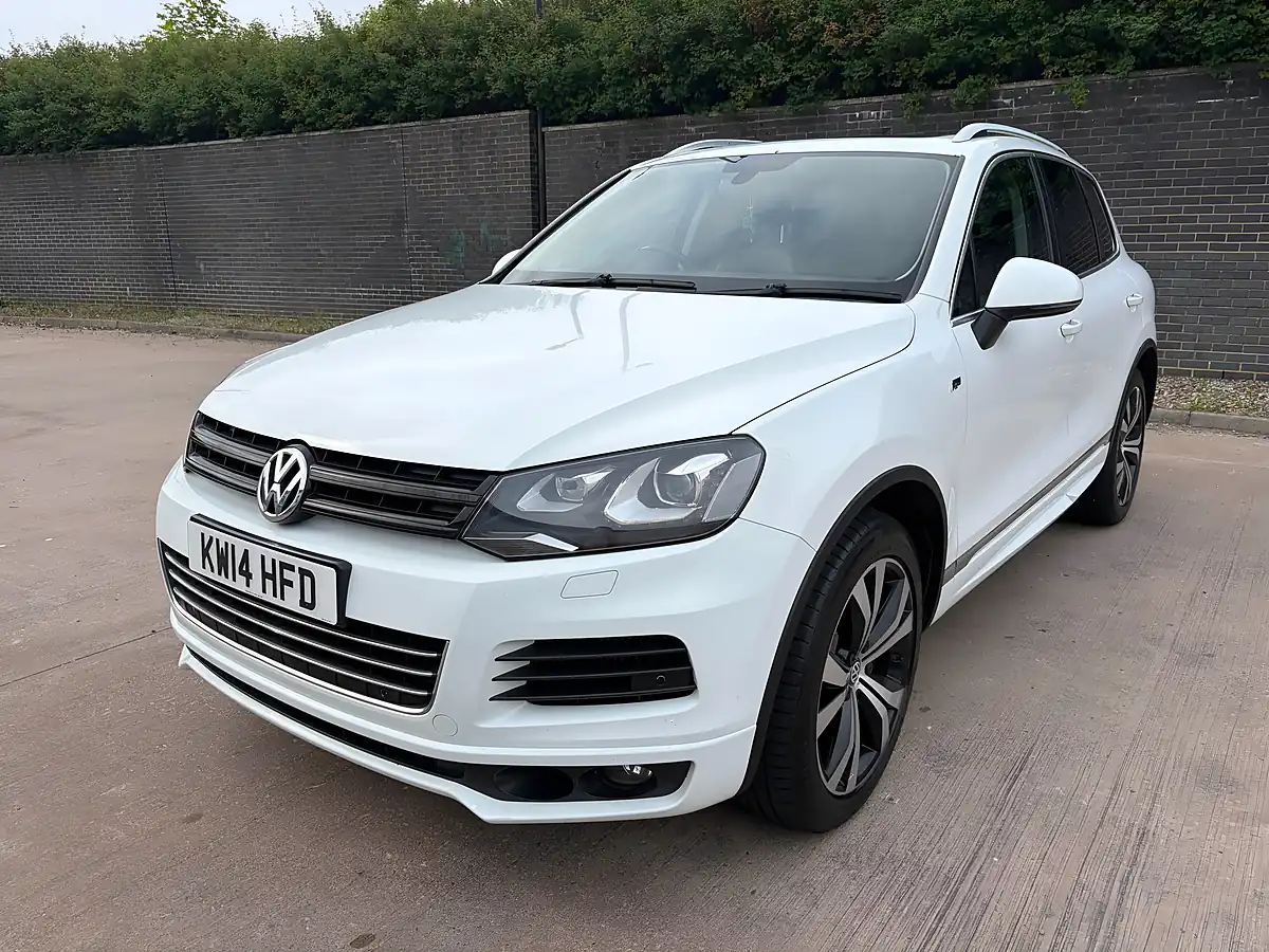 Used 2014 Volkswagen Touareg Bluemotion Tech R-Line White - Front View