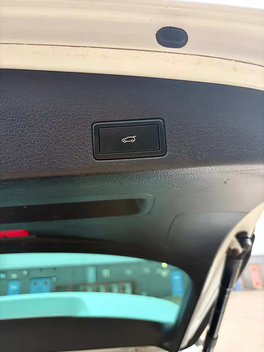 Used 2014 Volkswagen Touareg Bluemotion Tech R-Line White - Interior and Exterior details 10