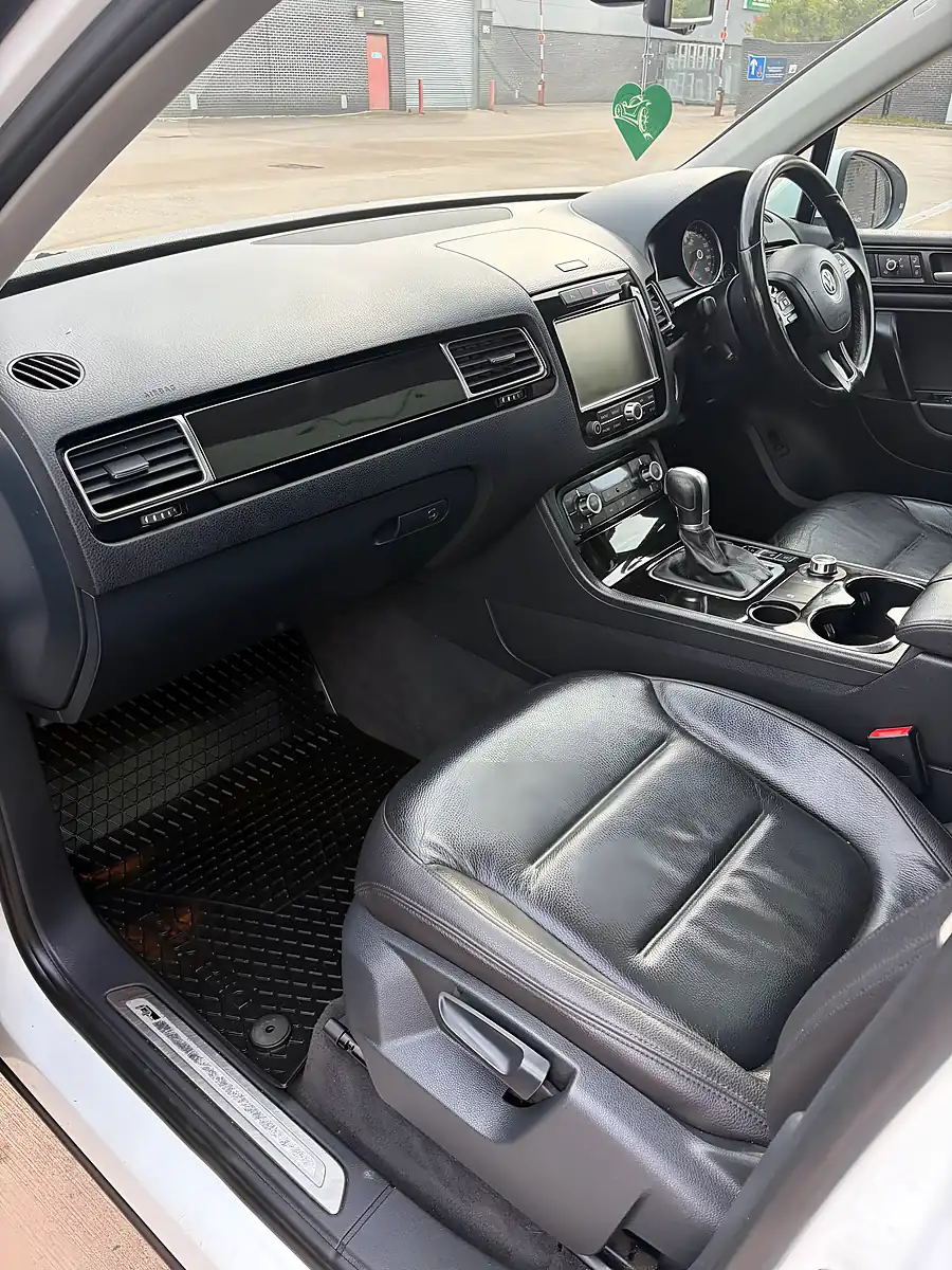 Used 2014 Volkswagen Touareg Bluemotion Tech R-Line White - Interior and Exterior details 12