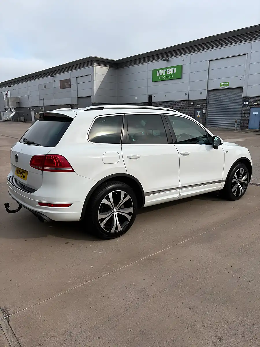 Used 2014 Volkswagen Touareg Bluemotion Tech R-Line White - Interior and Exterior details 5