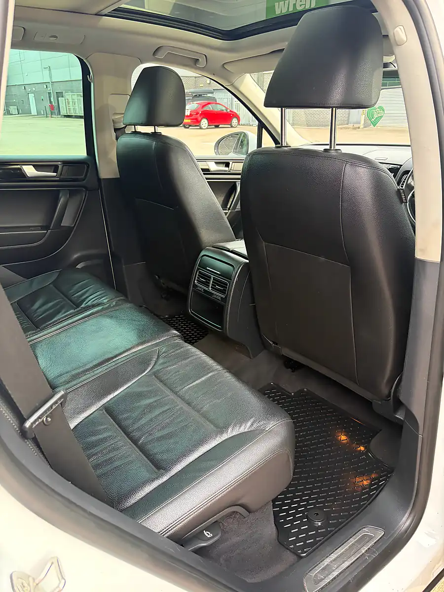 Used 2014 Volkswagen Touareg Bluemotion Tech R-Line White - Interior and Exterior details 8