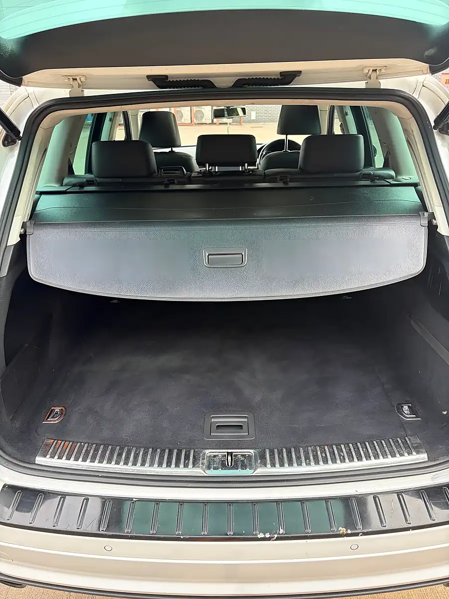 Used 2014 Volkswagen Touareg Bluemotion Tech R-Line White - Interior and Exterior details 9