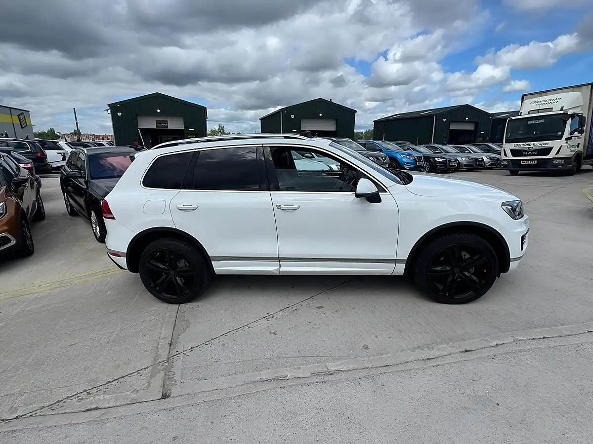 Used 2014 Volkswagen Touareg R-Line White - Interior and Exterior details 10