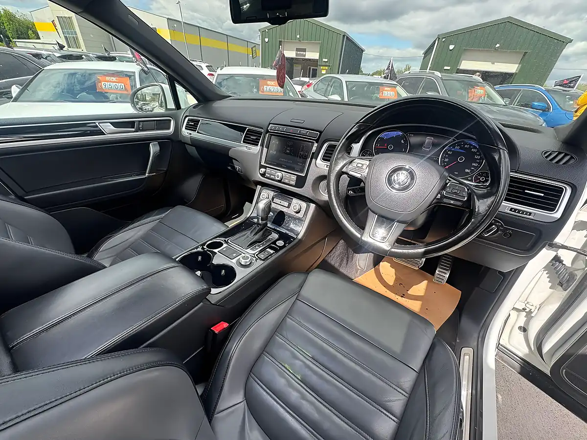Used 2014 Volkswagen Touareg R-Line White - Interior and Exterior details 15