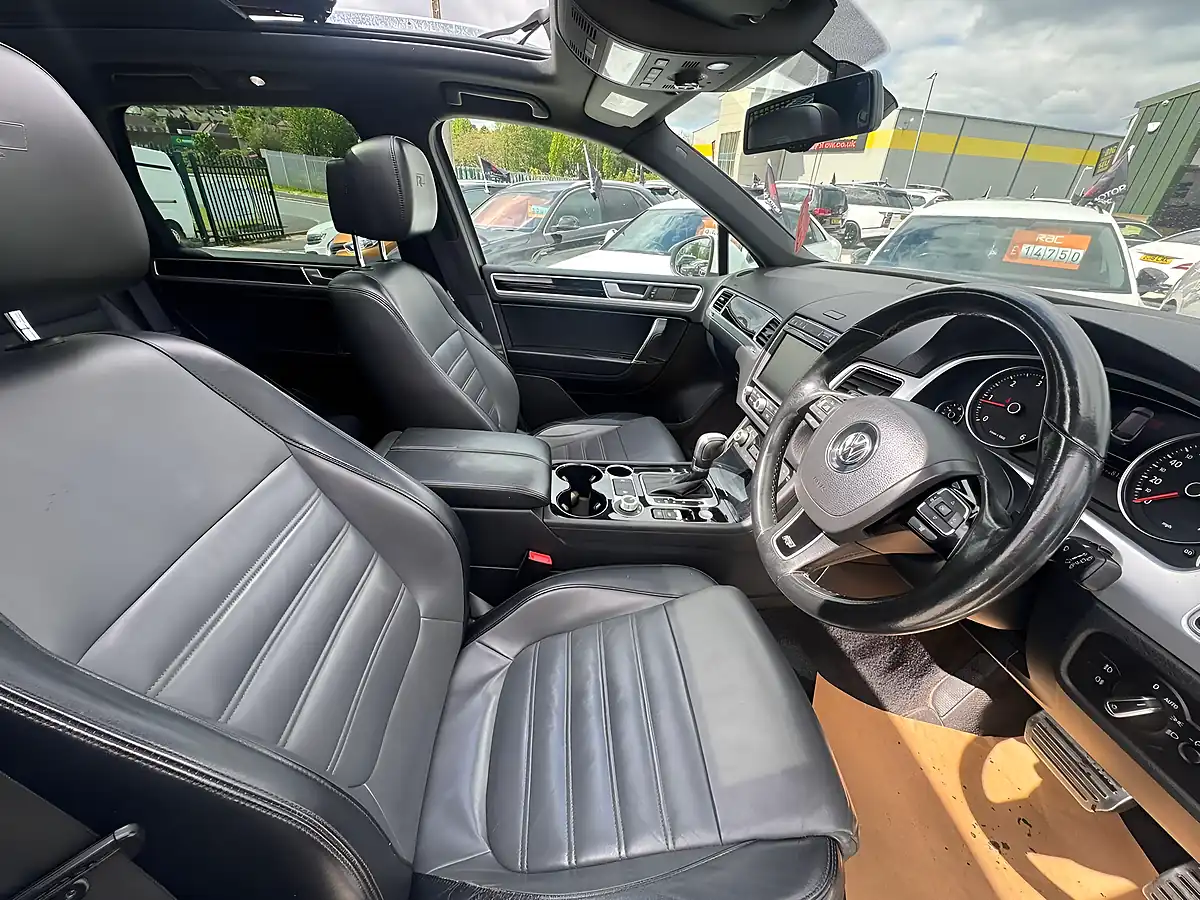Used 2014 Volkswagen Touareg R-Line White - Interior and Exterior details 16