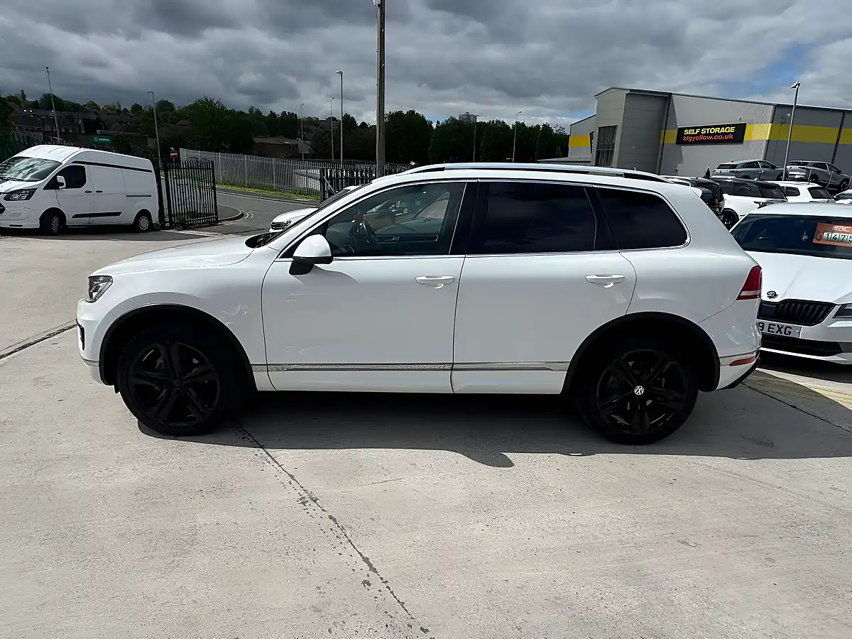 Used 2014 Volkswagen Touareg R-Line White - Interior and Exterior details 8