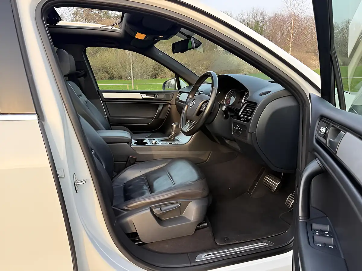Used 2014 Volkswagen Touareg R-Line White - Interior and Exterior details 11