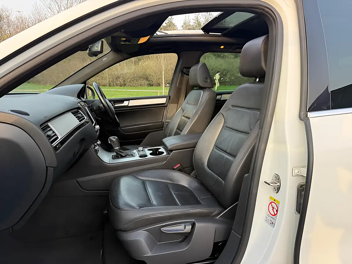 Used 2014 Volkswagen Touareg R-Line White - Interior and Exterior details 6