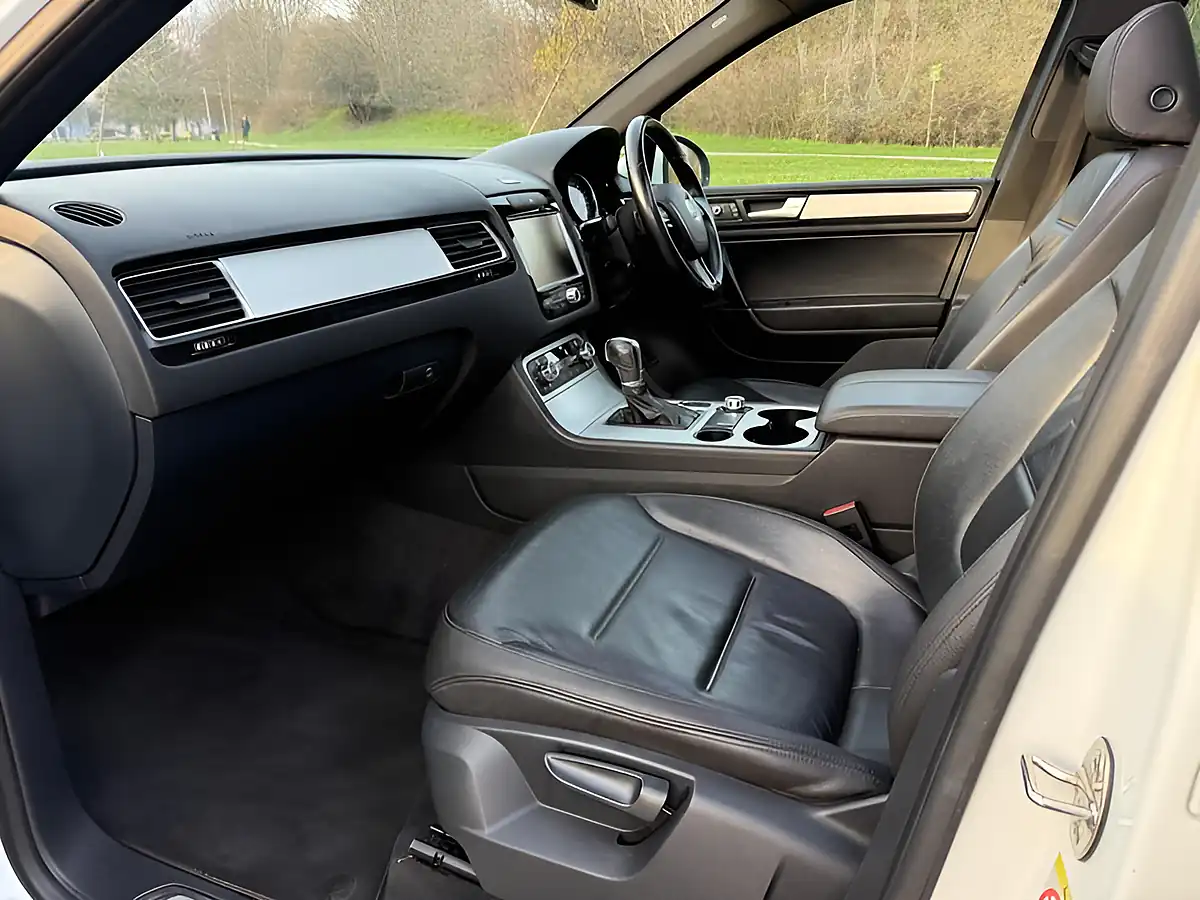 Used 2014 Volkswagen Touareg R-Line White - Interior and Exterior details 7