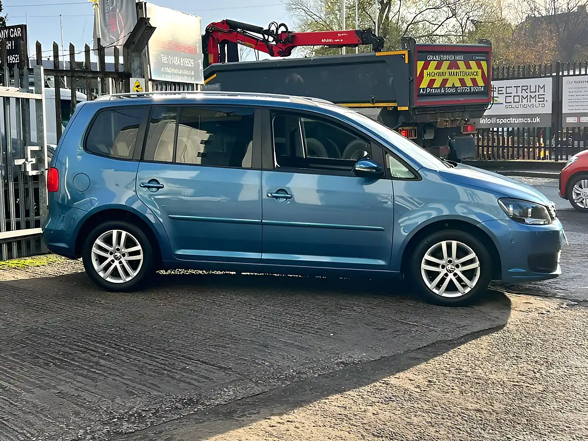 Used 2014 Volkswagen Touran Se Blue - Interior and Exterior details 10