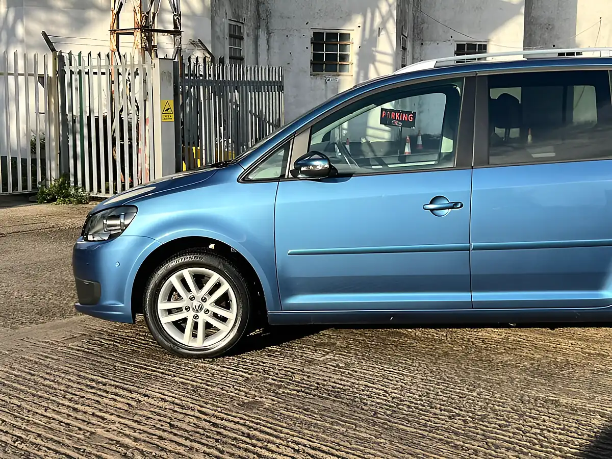 Used 2014 Volkswagen Touran Se Blue - Interior and Exterior details 12