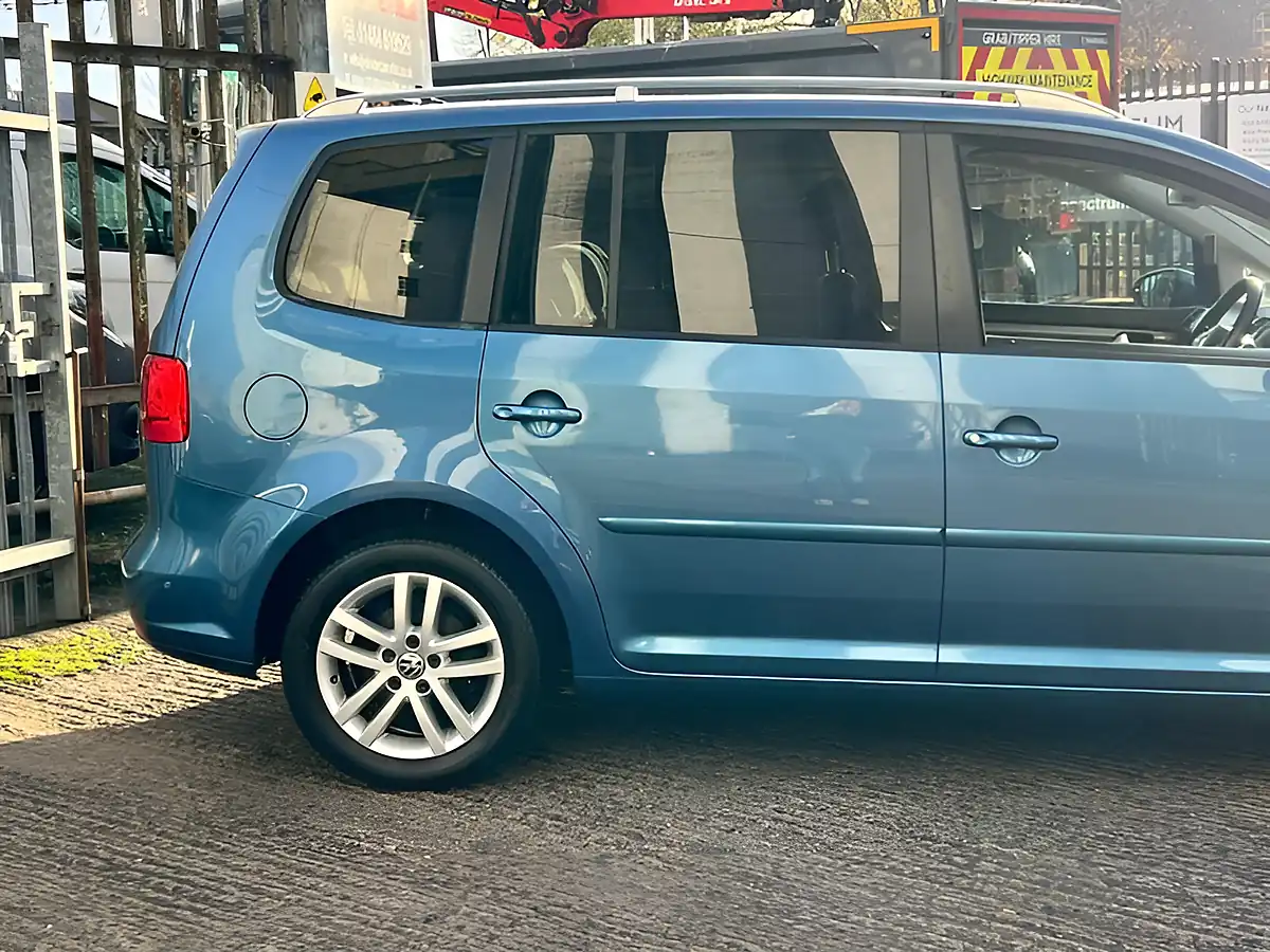 Used 2014 Volkswagen Touran Se Blue - Interior and Exterior details 8