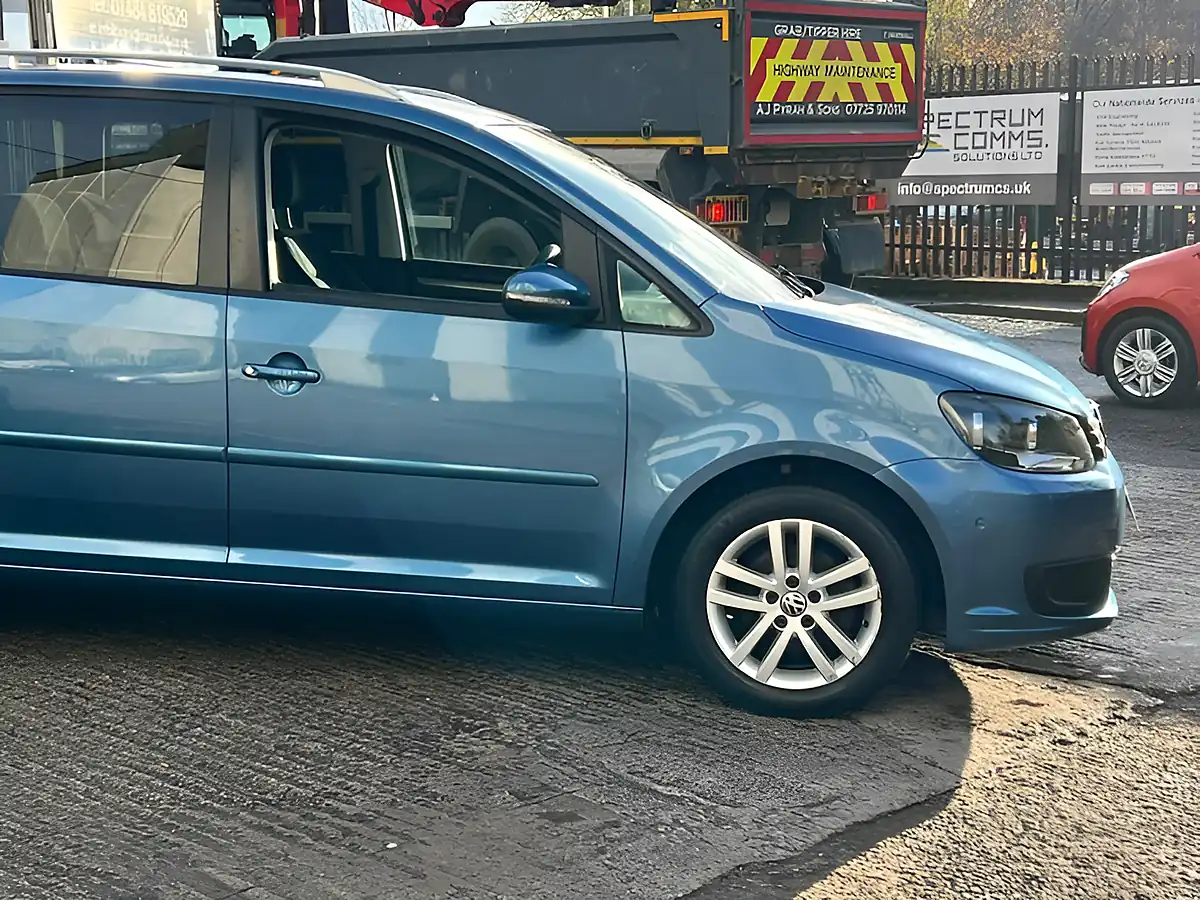 Used 2014 Volkswagen Touran Se Blue - Interior and Exterior details 9