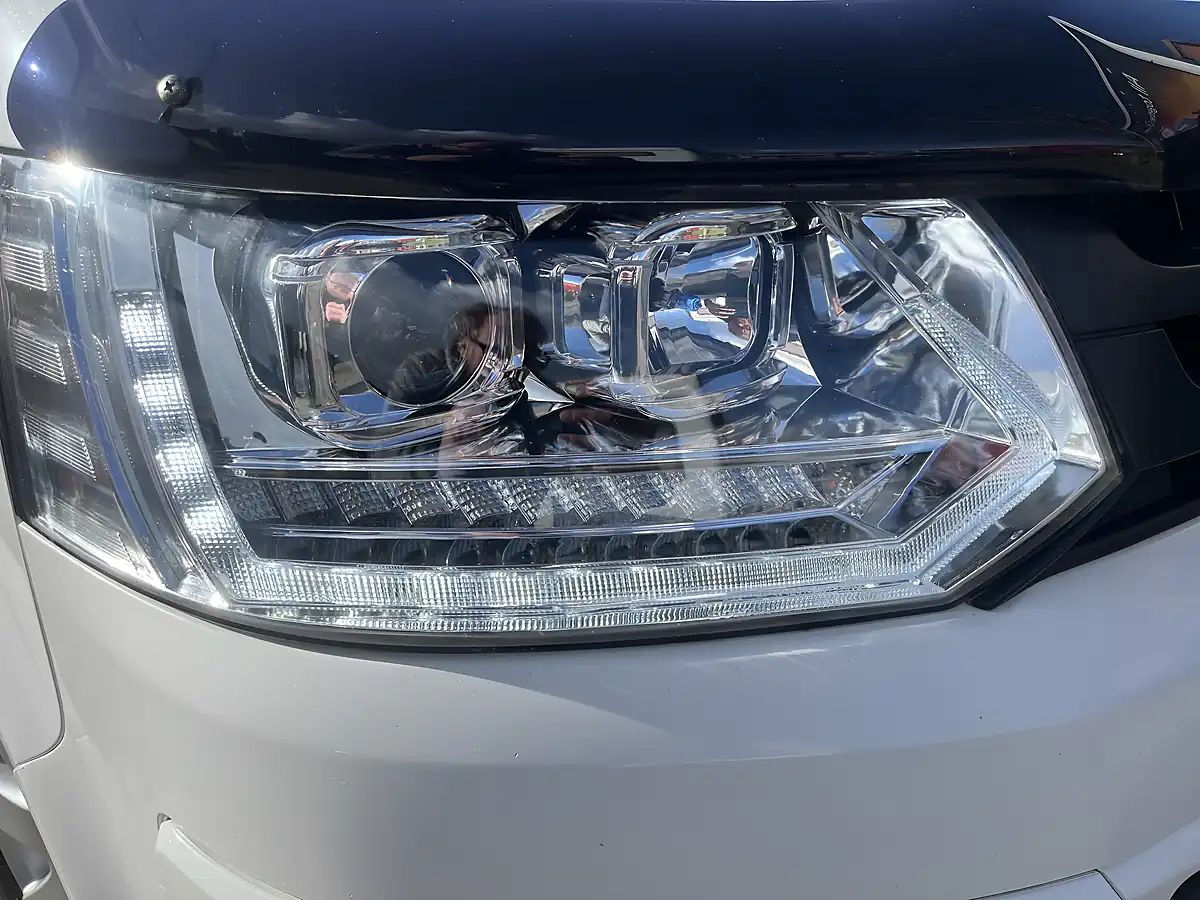 Used 2014 Volkswagen Transporter Camper White - Interior and Exterior details 15
