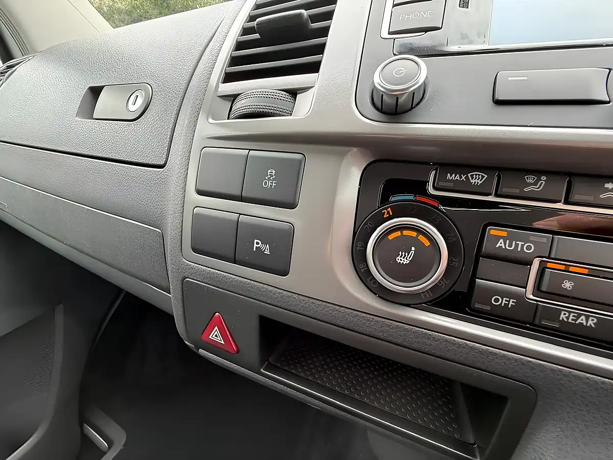 Used 2014 Volkswagen Transporter Shuttle Se Silver - Interior and Exterior details 13
