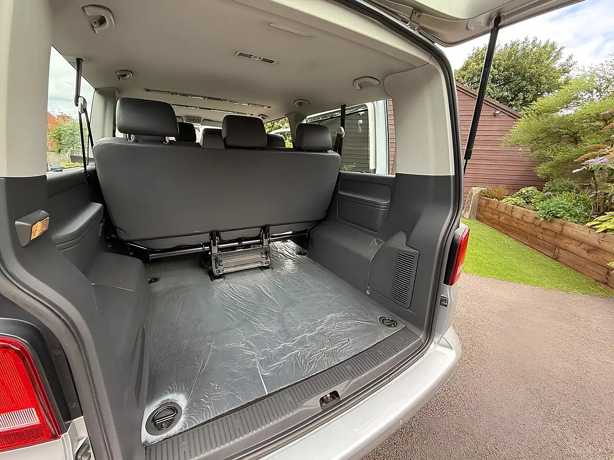 Used 2014 Volkswagen Transporter Shuttle Se Silver - Interior and Exterior details 14