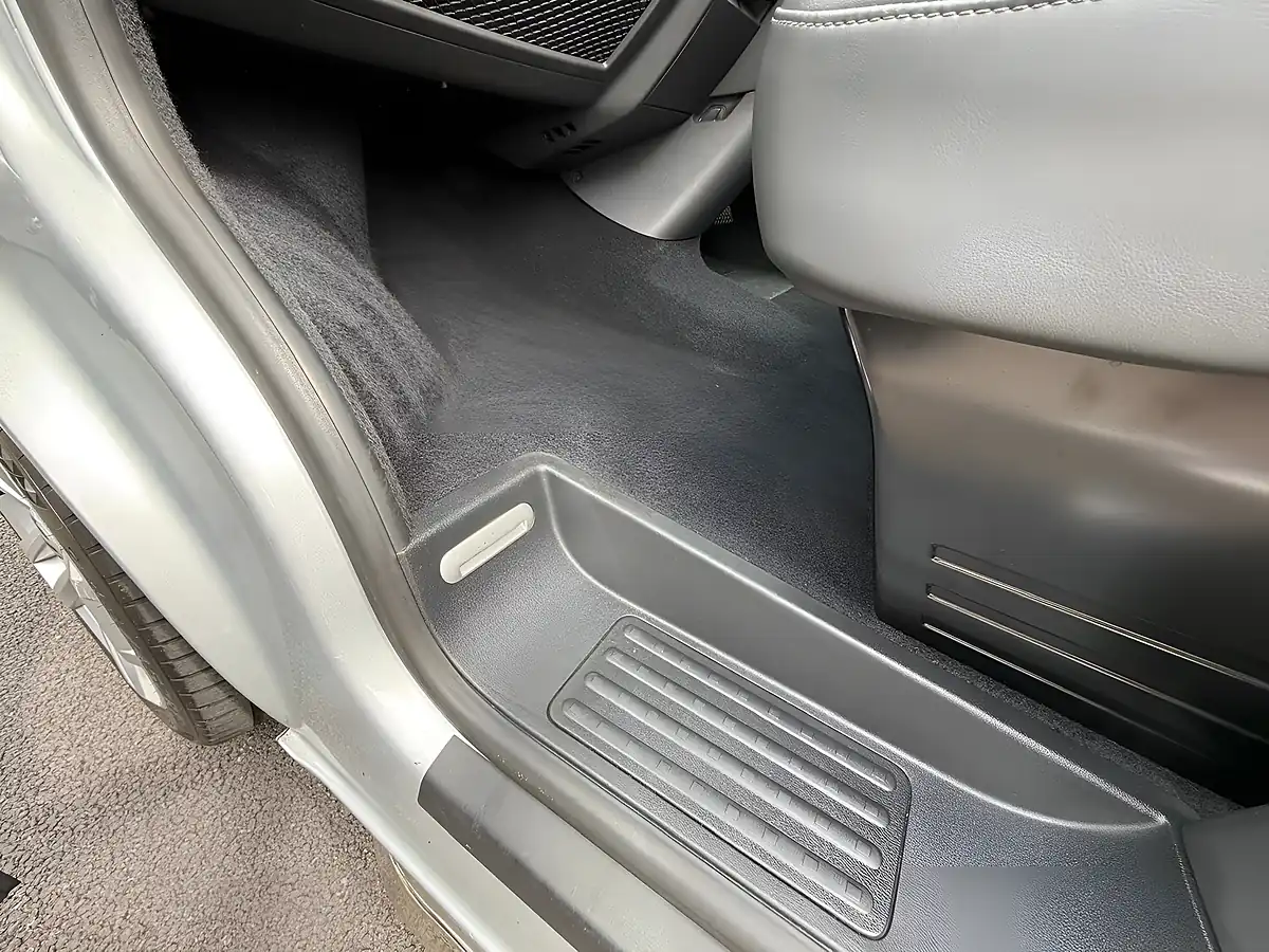 Used 2014 Volkswagen Transporter Shuttle Se Silver - Interior and Exterior details 15