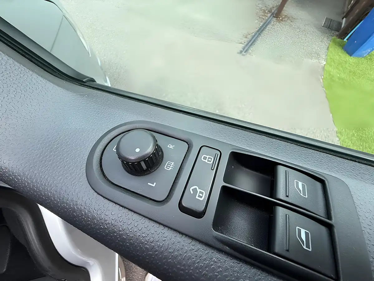 Used 2014 Volkswagen Transporter Shuttle Se Silver - Interior and Exterior details 20