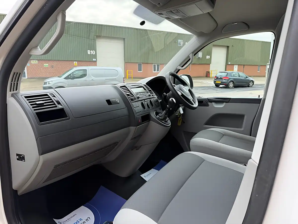 Used 2014 Volkswagen Transporter Startline White - Interior and Exterior details 16