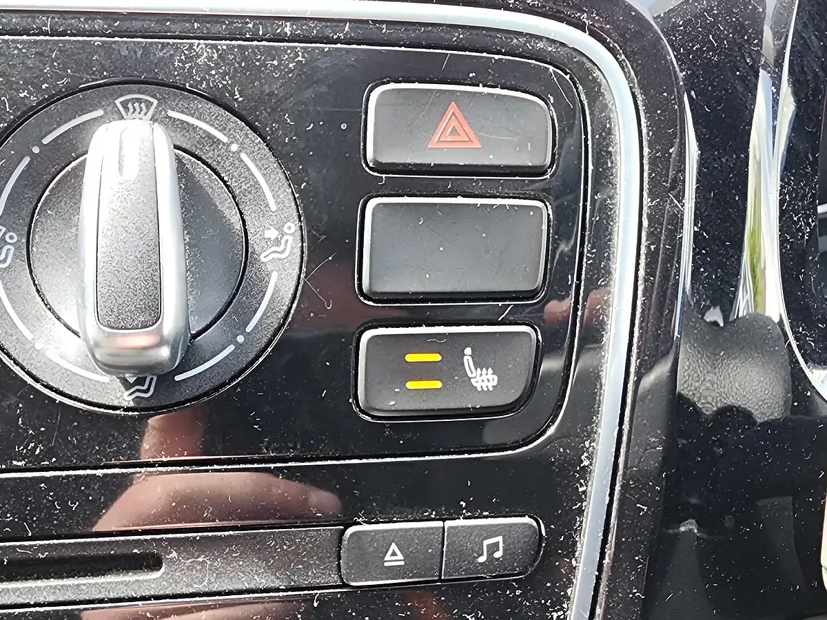 Used 2014 Volkswagen Up! Groove Up! White - Interior and Exterior details 10