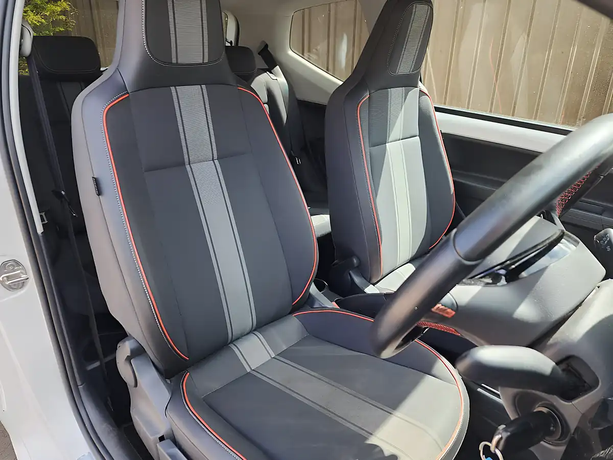 Used 2014 Volkswagen Up! Groove Up! White - Interior and Exterior details 6