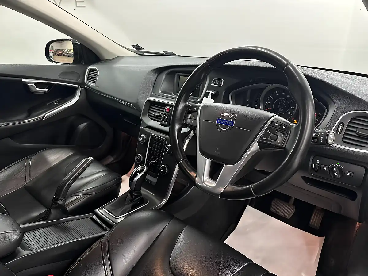 Used 2014 Volvo V40 Cross Country Lux Blue - Interior and Exterior details 12