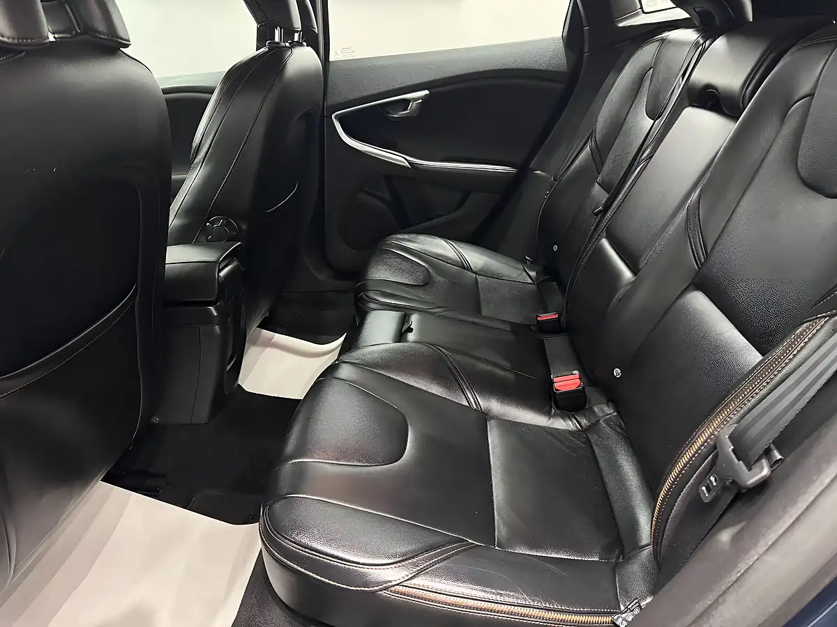 Used 2014 Volvo V40 Cross Country Lux Blue - Interior and Exterior details 17