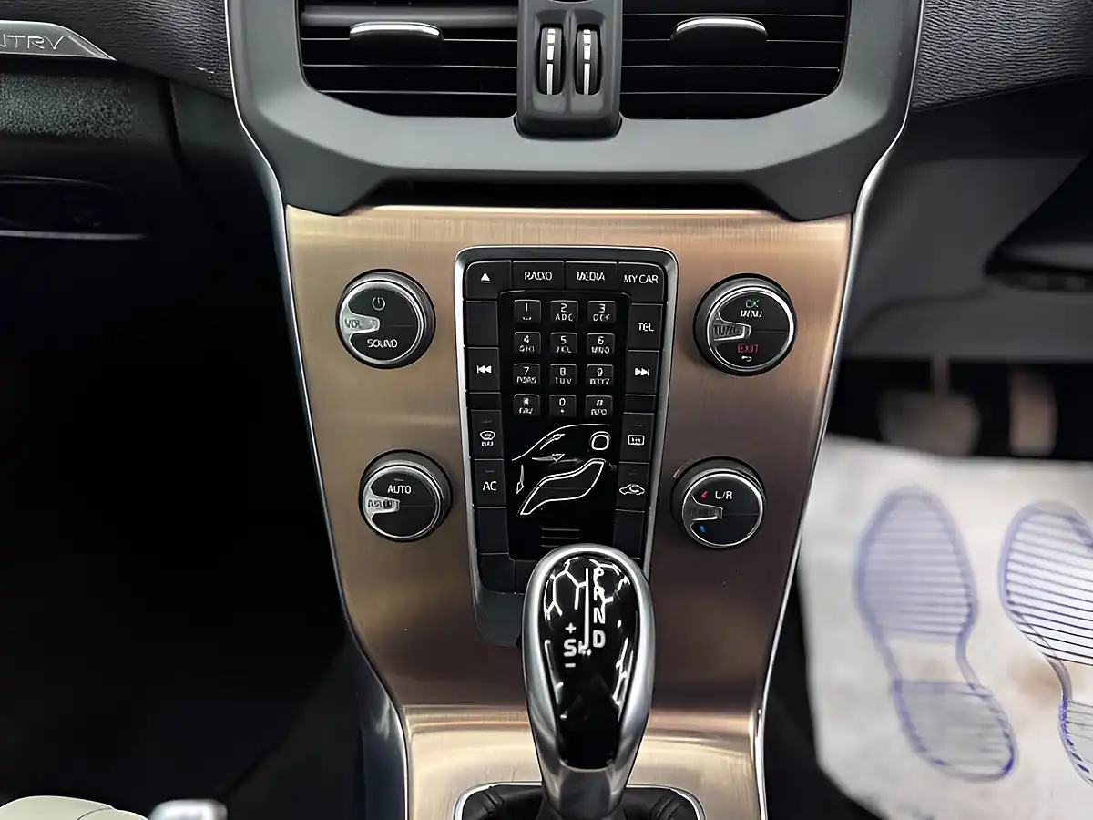 Used 2014 Volvo V40 Cross Country Lux Bronze - Interior and Exterior details 11