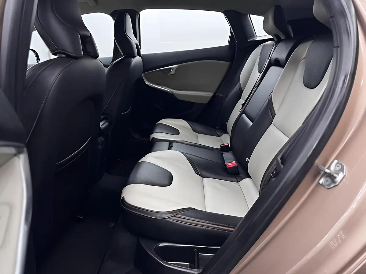 Used 2014 Volvo V40 Cross Country Lux Bronze - Interior and Exterior details 12