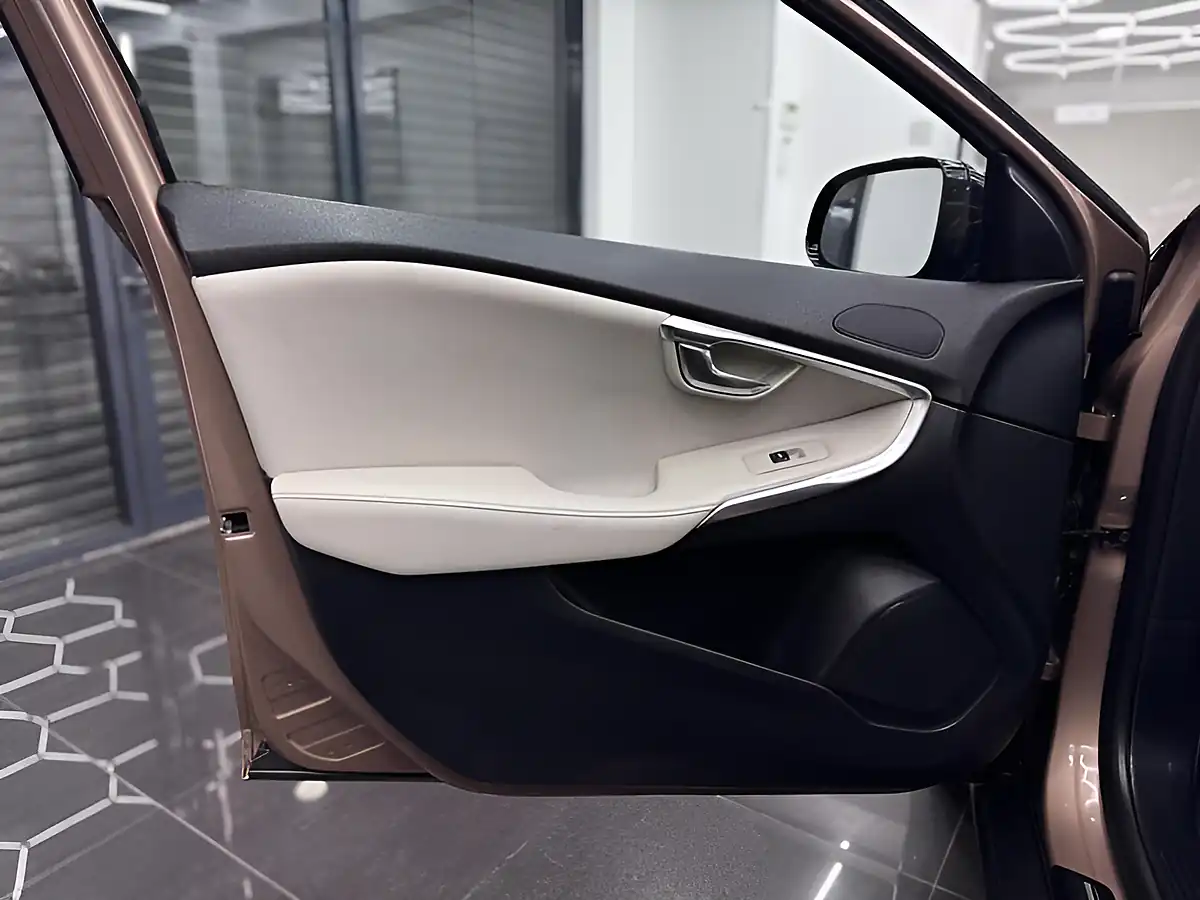 Used 2014 Volvo V40 Cross Country Lux Bronze - Interior and Exterior details 14