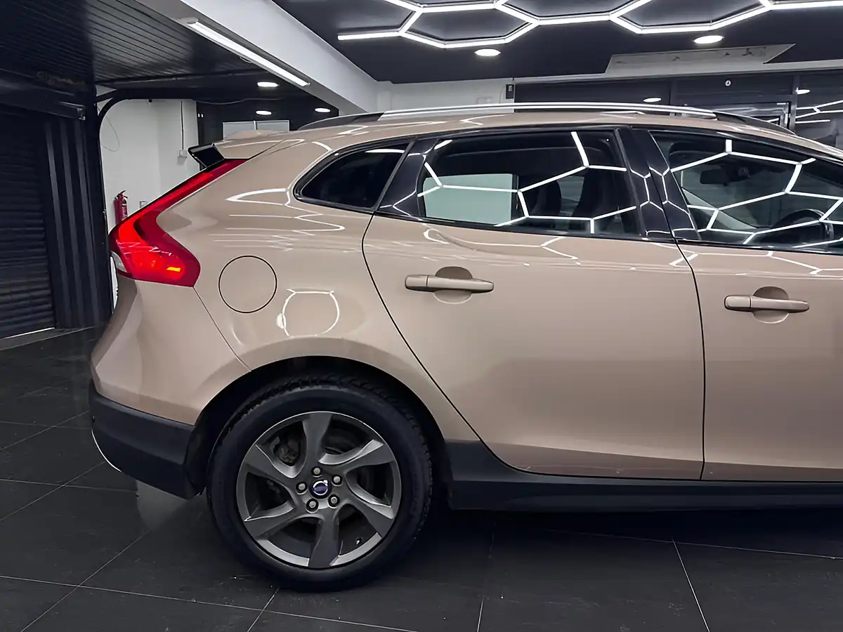 Used 2014 Volvo V40 Cross Country Lux Bronze - Interior and Exterior details 15