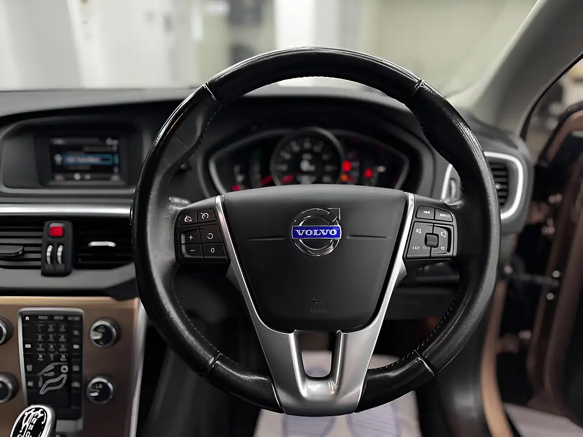 Used 2014 Volvo V40 Cross Country Lux Bronze - Interior and Exterior details 17
