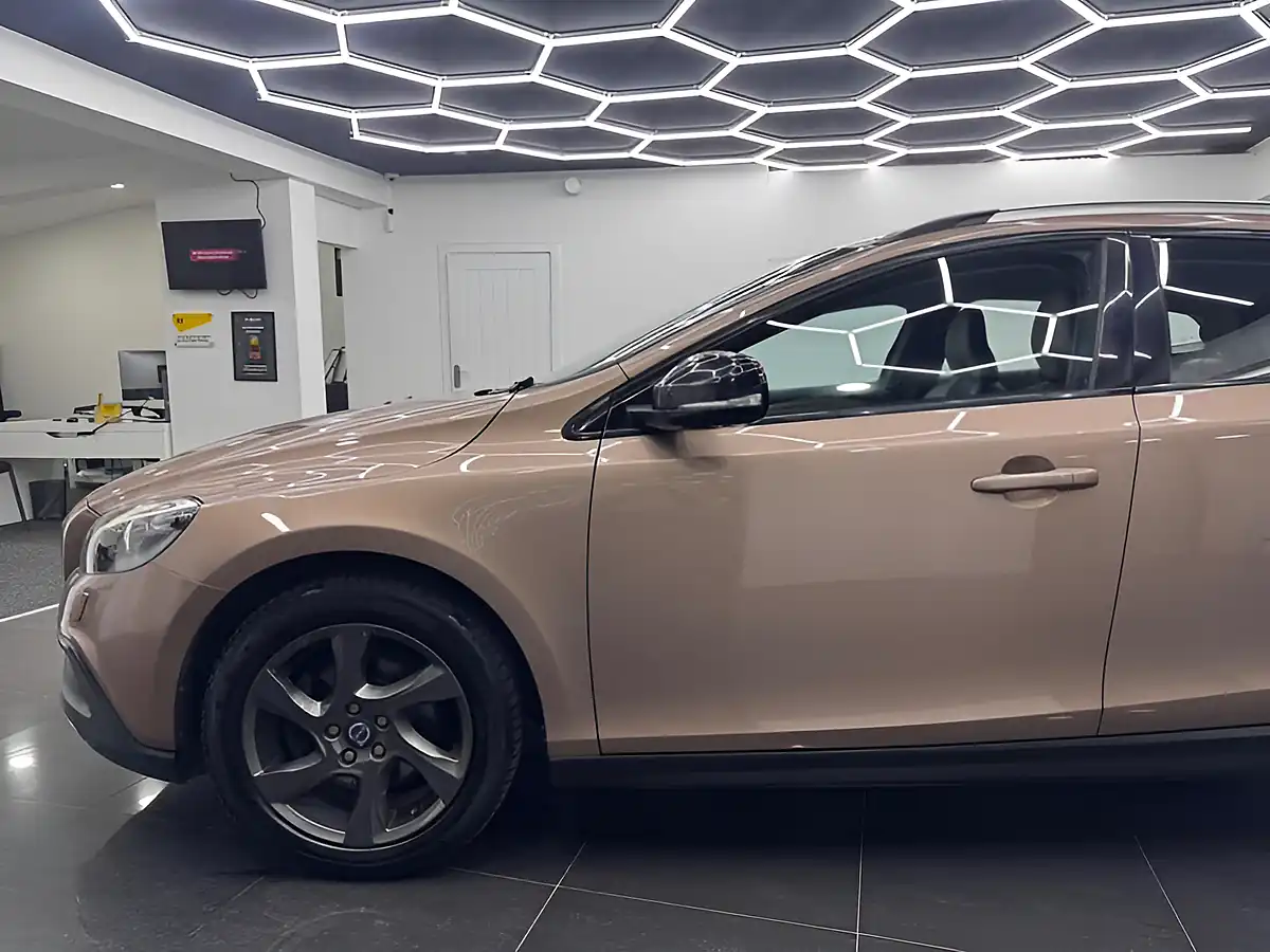 Used 2014 Volvo V40 Cross Country Lux Bronze - Interior and Exterior details 9