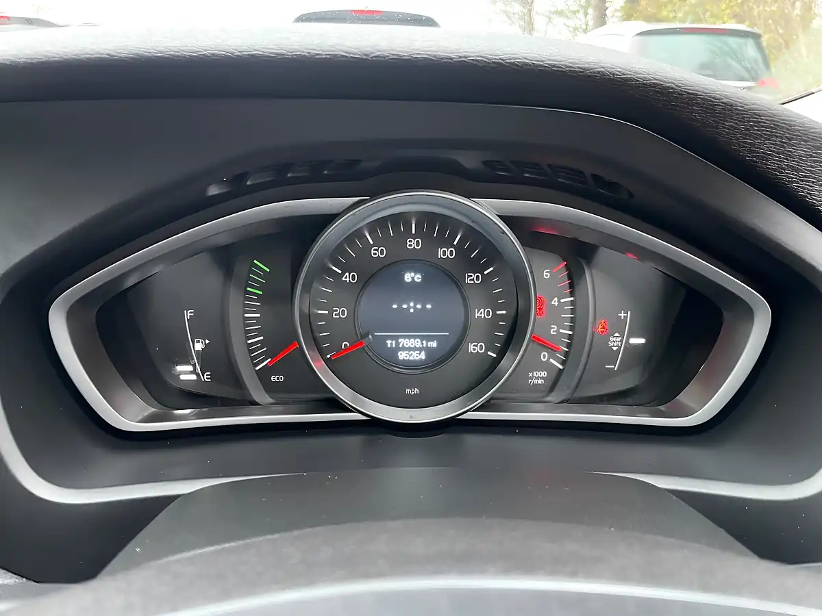 Used 2014 Volvo V40 Cross Country Lux Bronze - Interior and Exterior details 20