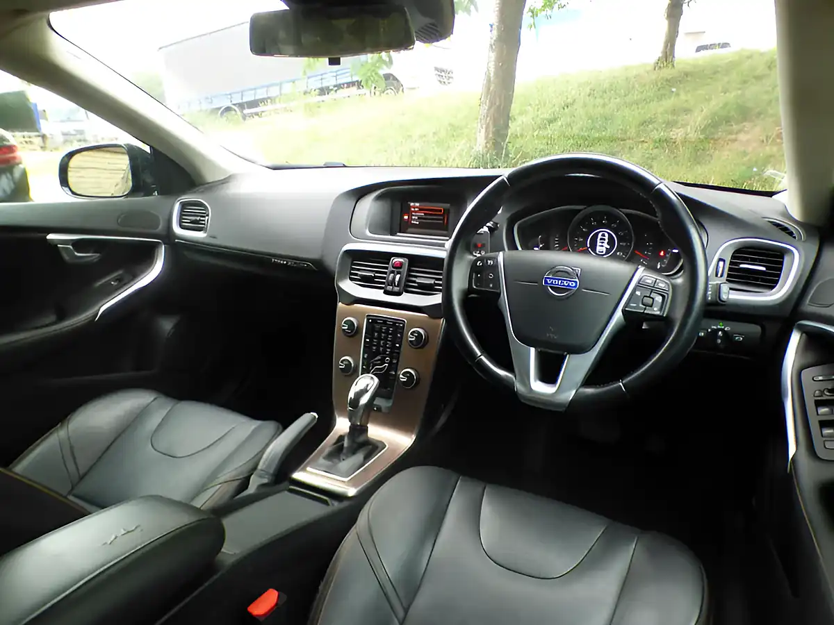 Used 2014 Volvo V40 Cross Country Lux Grey - Interior and Exterior details 3